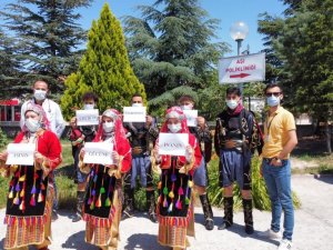 Halk oyunları ekibi yöresel kıyafetlerini giyip aşı olmaya geldi