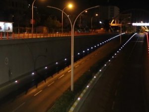 Şanlıurfa’da alt geçitlere Türk bayrağı renginde led ışıklar döşendi