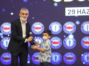 Aldığı plaketi oğluna verdi