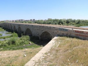 Tarihi köprüde içler acısı görüntüler