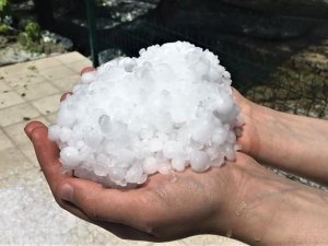 Ceviz büyüklüğünde dolu yağdı, mahsuller zarar gördü