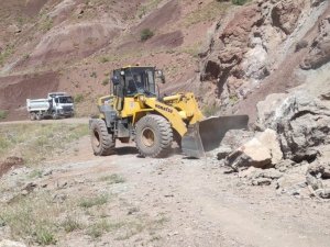 Heyelan köy yolunu kapattı, ekipler seferber oldu