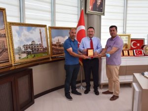 Önce yolları yapıldı, şimdi de futbol sahası ve çocuk oyun grubu kazandırılıyor