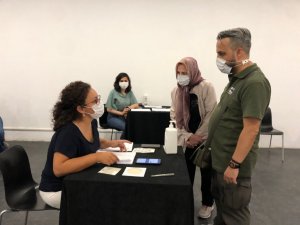 Alışveriş merkezinde gezerken aşı yaptırıyorlar