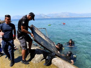 Dip temizliği için dalıp denizden ahşap kapı çıkardılar