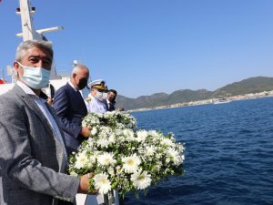 Marmaris’te deniz şehitleri anısına denize çelenk bırakıldı