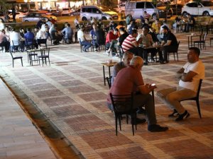 Kısıtlamaların kalktığı ilk akşamda vatandaşlar sokakları doldurdu