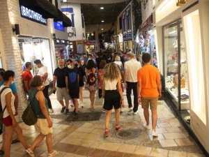 Bodrum’da eğlence mekanları yasakların kalkmasıyla doldu taştı