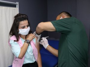 Sağlık ekipleri fabrikaları tek tek gezerek aşı yapıyor