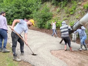 Köyün gençleri "Her şeyi devletten beklememek lazım" dediler, yayla yollarına kendileri beton döktüler