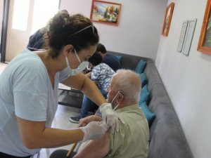 Huzurevi sakinleri 3. Doz aşılarını oldu