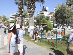 Çocukların renkli dünyası Kuşadası sahilinde yerini aldı
