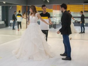 Düğün heyecanı başladı, çiftler gelin ve damatlıkla dans kursuna koştu