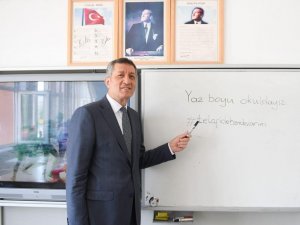 Bakan Selçuk, Büğdüz köyündeki öğrencilerin karne sevincini paylaştı