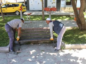 Ereğli’de pandemi nedeniyle kaldırılan banklar yerlerine yerleştiriliyor