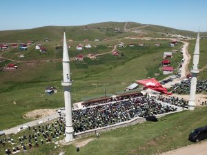Seccadesi çim, kubbesi mavi gökyüzü olan camide namaz kılmanın huzurunu yaşadılar