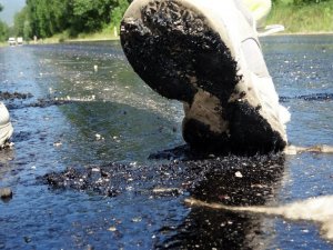 Tokat’ta sıcak hava asfaltı eritti
