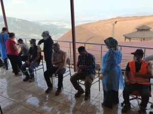 Amanos dağı eteklerinde zorlu aşı çalışmaları devam ediyor