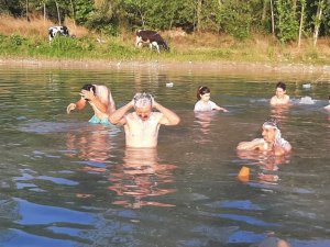 Su kesintilerini protesto için derede banyo yaptılar