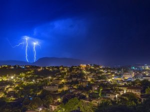 Safranbolu’da şimşekler geceyi aydınlattı