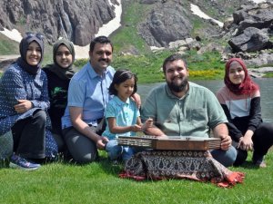 3 bin 400 rakımlı Sat Buzul Göllerinde santur ve erbane ziyafeti