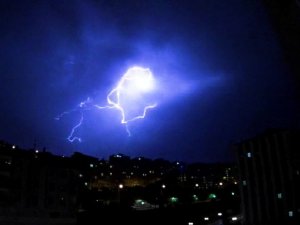 Yozgat’ta şimşekler geceyi aydınlattı