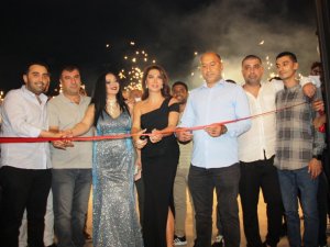 Ebru Yaşar’ın katılımıyla Diyarbakır’da eğlence mekanı açıldı