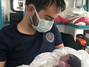 Sağlık görevlileri ambulansta doğum yaptırdı