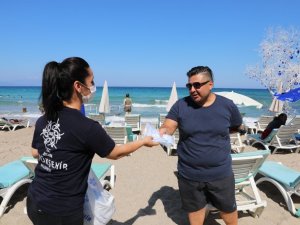 Aydın Büyükşehir Belediyesi sahillerde maske dağıttı