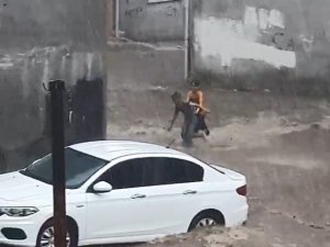 Aniden bastıran yağmur çocukları sürüklüyordu