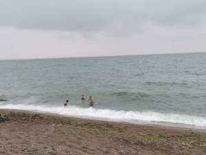 Yağmura aldırış etmeden denize girdiler