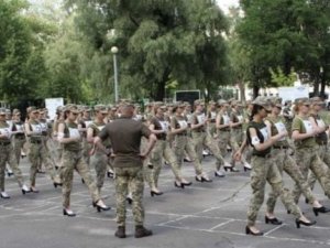 Ukrayna’da kadın askerlere topuklu ayakkabı giydirilmesine tepki yağdı