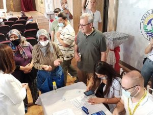 Keşan’da pazara gelenler alışverişe çıkmadan aşılandı