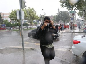 Aniden bastıran sağanak hayatı olumsuz etkiledi