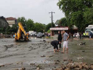 Dere taşınca Sapanca-Kartepe yolu ulaşıma kapandı
