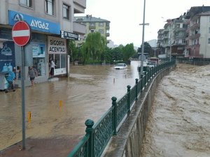 İki dere taşınca araçlar ve evler suların içinde kaldı