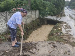 Taşan dere sebebiyle kapanan yol tekrar açıldı