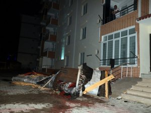 Yozgat’ta fırtına çatıyı aracın üzerine uçurdu, o anlar güvenlik kamerasına yansıdı