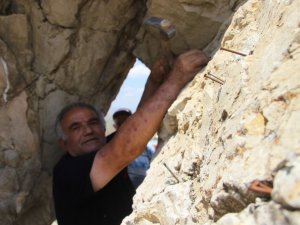 İlginç gelenek, dilek dileyip taşa çivi çakıyorlar