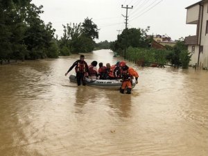 Selde mahsur kalan vatandaşlar botlarla kurtarıldı