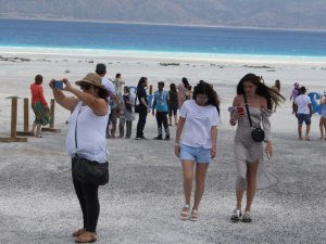 Salda Gölü’ne normalleşmenin ilk hafta sonunda ziyaretçi akını