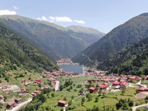 Tam kapanmanın ardından tatilciler Uzungöl’e akın etti