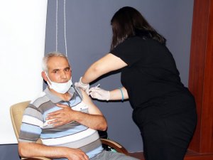 Ağrı’da mobil sağlık ekipleri tarafından milli eğitim müdürlüğü çalışanlarına Kovid-19 aşısı yapıldı