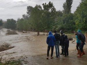 Suluova’da sağanak yağış dereyi taşırdı, köy yolu nehre döndü