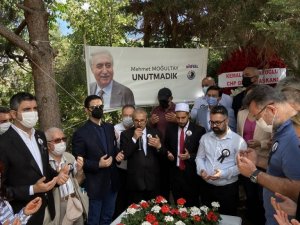 Eski Bakan Mehmet Moğultay ölümünün 4. yılında kabri başında anıldı
