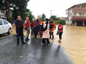 Selde mahsur kalan 74 vatandaş, 80 büyükbaş hayvan kurtarıldı