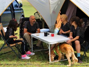 Oltasını ve çadırını alan doğaya koştu