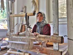 Son dokuma ustası 1800’lü yıllardan kalma tezgahta Nikfer bezi dokuyor