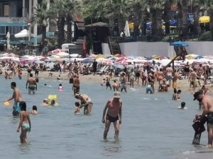 Kuşadası’nda hafta sonu yoğunluğu, yollarda uzun kuyruklar oluştu