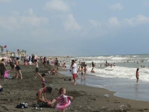 Kısıtlamasız ilk pazar gününde sahile akın ettiler